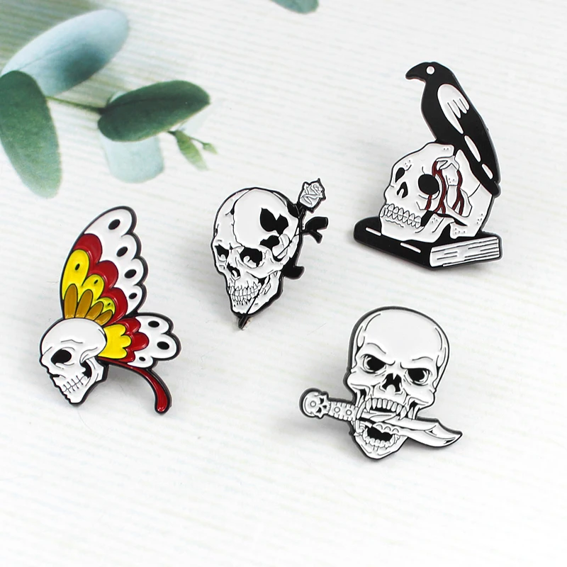 Эмалированная брошь в готическом стиле с изображением бабочки черепа розы