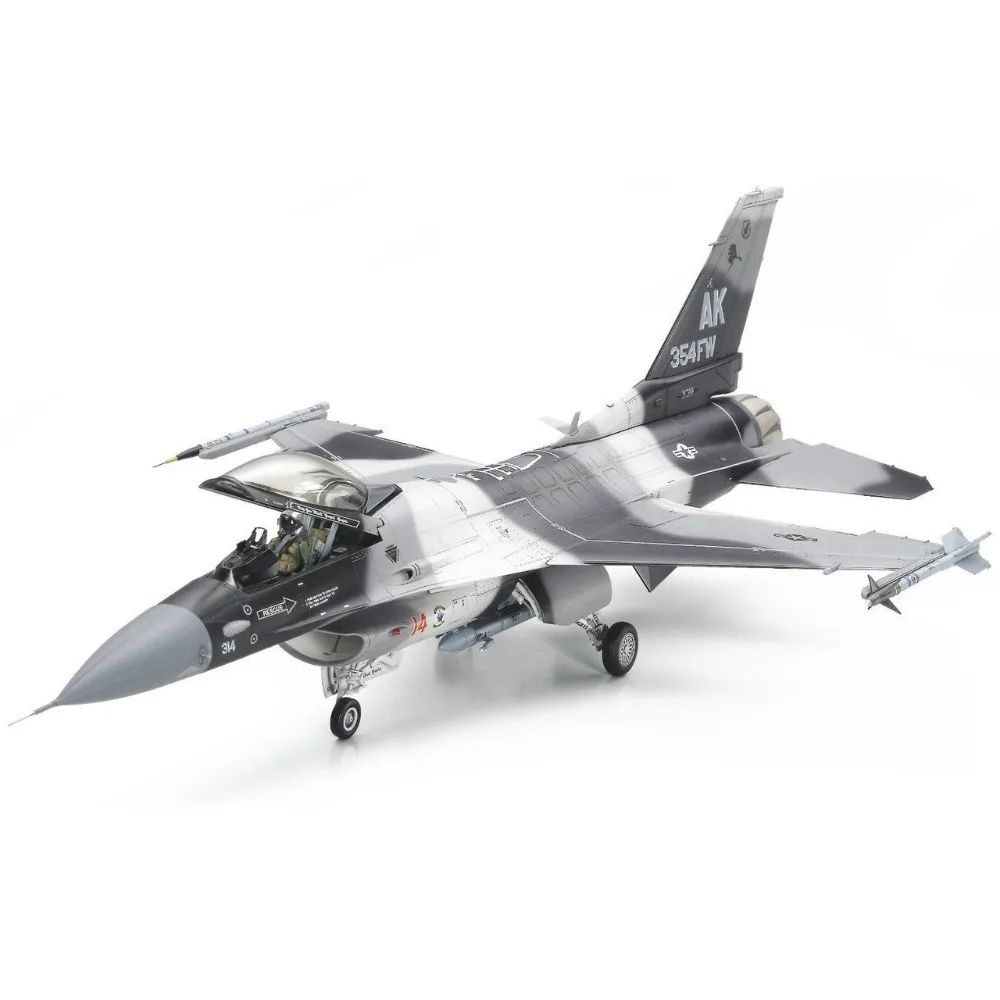 Радиоуправляемая модель Tamiya 61106 F-16C/N Aggressor/Adversary масштаб 1/48 комплект аэропорта |