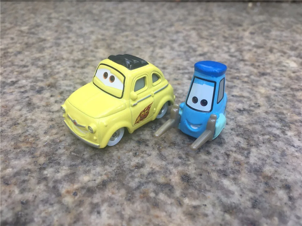 Disney Pixar Cars Race Team Луиджи и Guido 1:55 2 шт. Литье металла игрушечных автомобилей новые