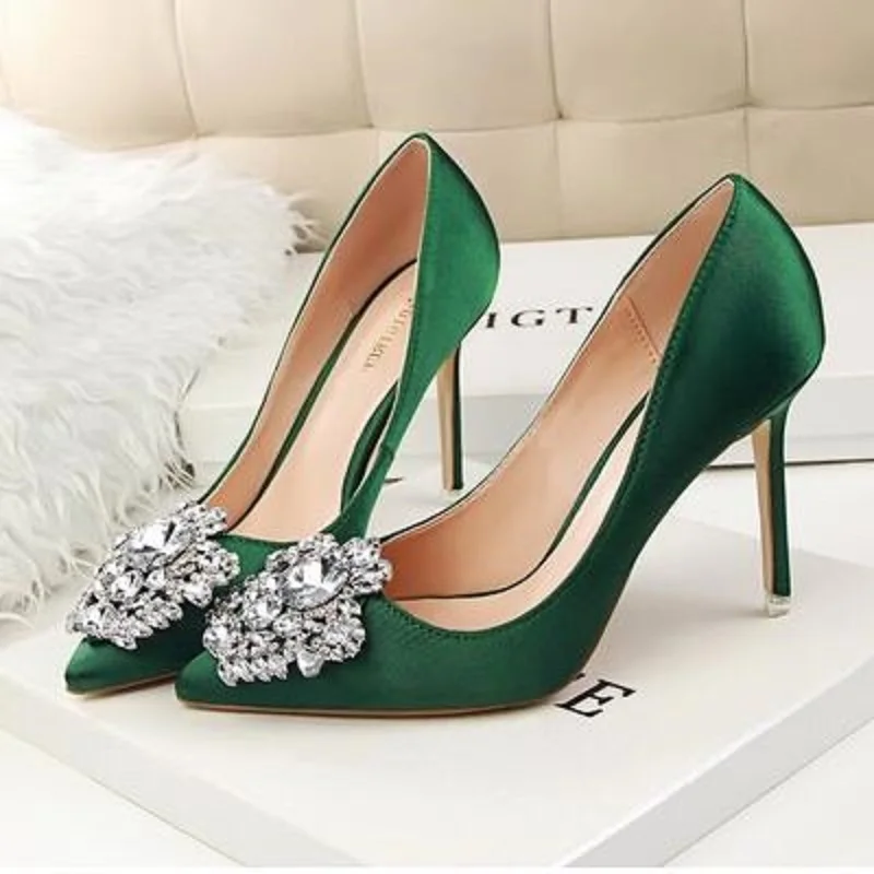 

Новые шелковые зеленые остроносые женские тонкие туфли с женской липкой обувью Свадебные корейские свадебные туфли с кристаллами