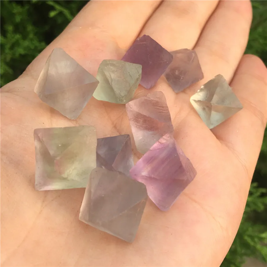 Маленький натуральный флюорит Восьмиядерный кристалл 100 г лечебный камень