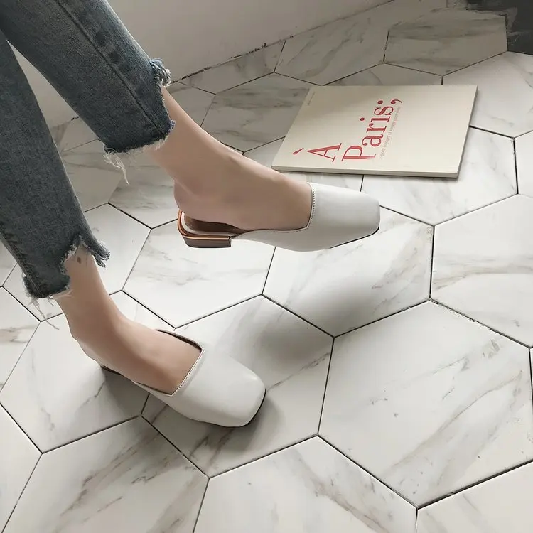 Женская обувь; шлепанцы без задника в горошек; zapatos mujer; коллекция года; сезон лето; модные шлепанцы с квадратным носком; тапочки с закрытым носком; лоферы; цвет черный, белый