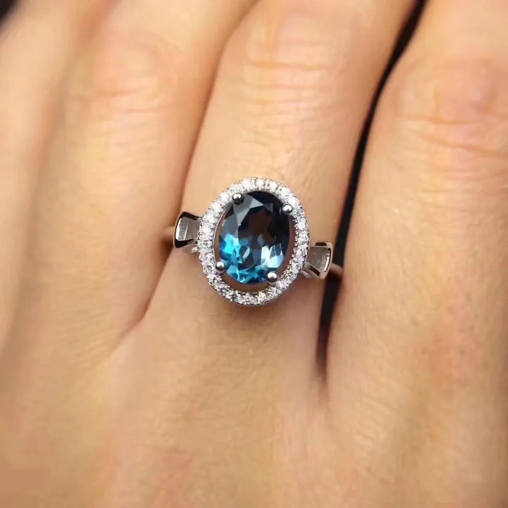Женское кольцо из серебра 925 пробы с натуральным голубым топазом 6 х8 мм |