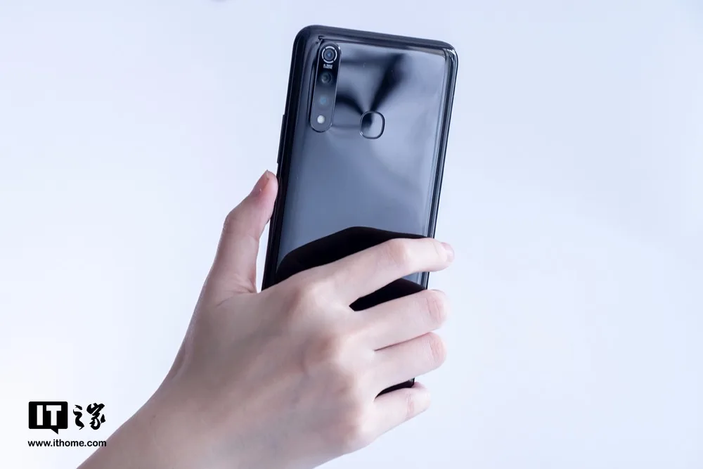 Мобильный телефон Vivo Z5X 4G LTE Snapdragon 710 Android 9,0 6,5" 2340X1080 8 ГБ ОЗУ 128 Гб ПЗУ 16.0MP отпечаток пальца 5000 мАч