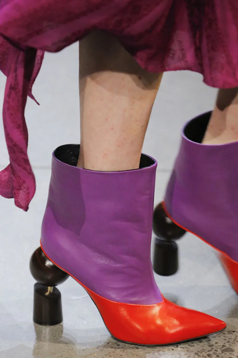 Botas Mujer; женские ботильоны на необычном высоком каблуке в западном стиле; цвет золотой, белый; Байкерская обувь из натуральной кожи с острым носком в стиле панк;
