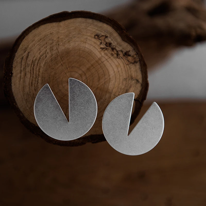 Женские серьги гвоздики в стиле панк большие круглые серебряного цвета