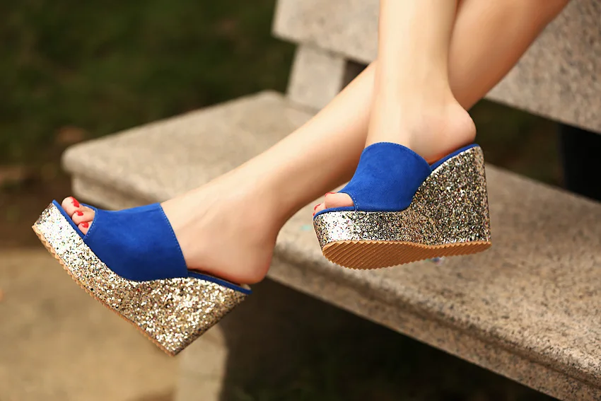 Повседневные однотонные женские шлепанцы на танкетке с открытым носком Очень