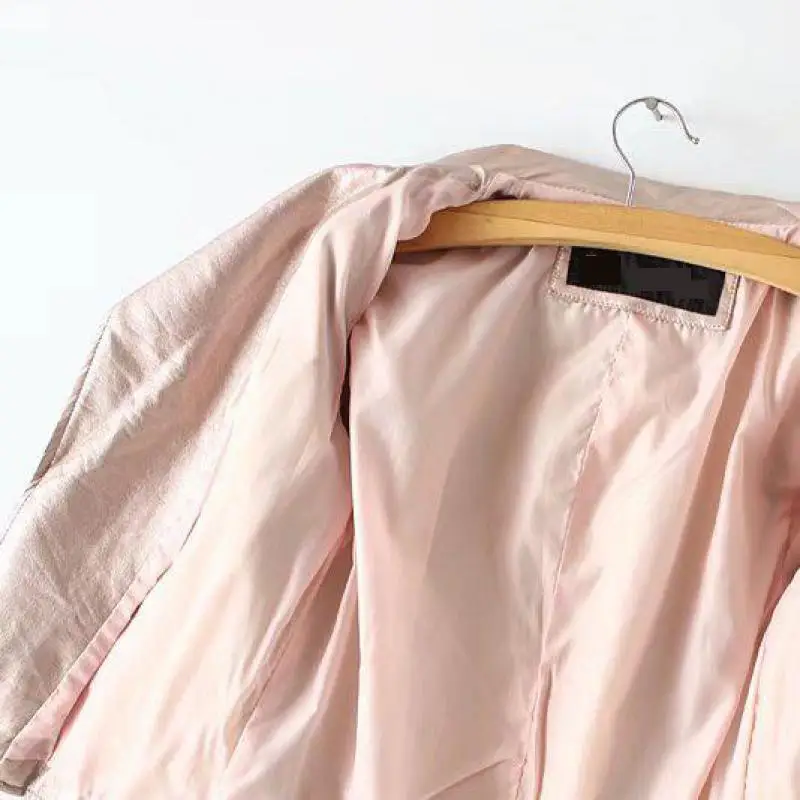 Женская куртка из ПУ кожи розовая с рукавами-фонариками и поясом в европейском