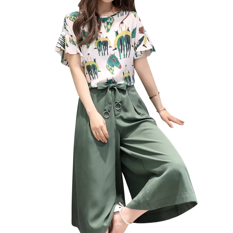 Костюм женский короткий с круглым вырезом рубашка и брюки широкими штанинами