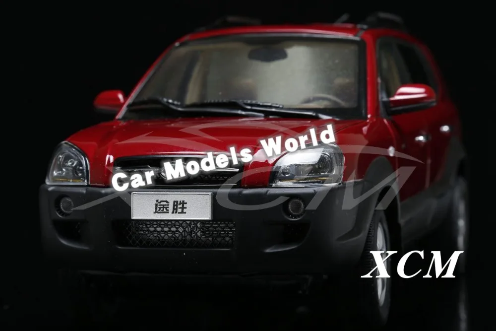 Модель литая автомобиля для старого внедорожника Tucson 1:18 (красный) сломанная