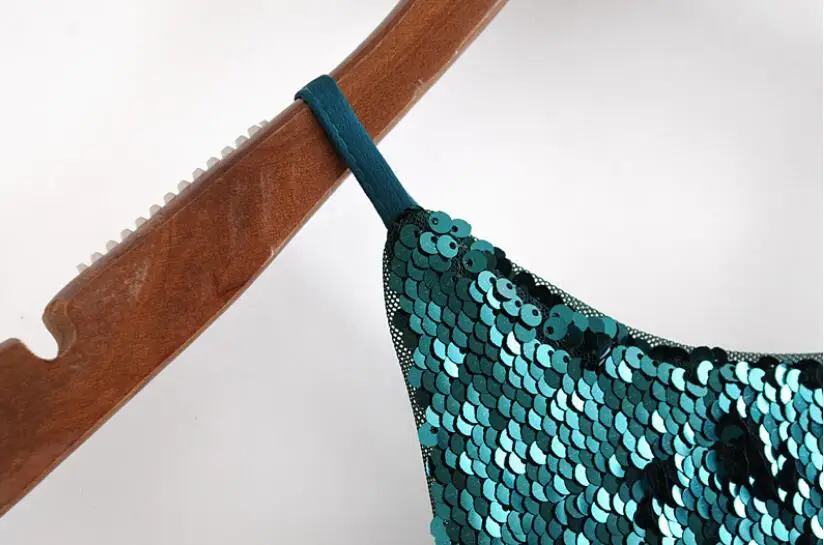 Женская сексуальная майка на бретельках с открытой спиной зелеными блестками в