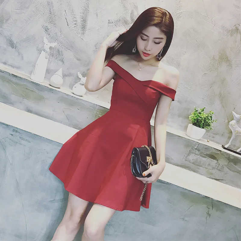 Женское облегающее вечернее мини-платье с высокой талией и воротником-лодочкой |