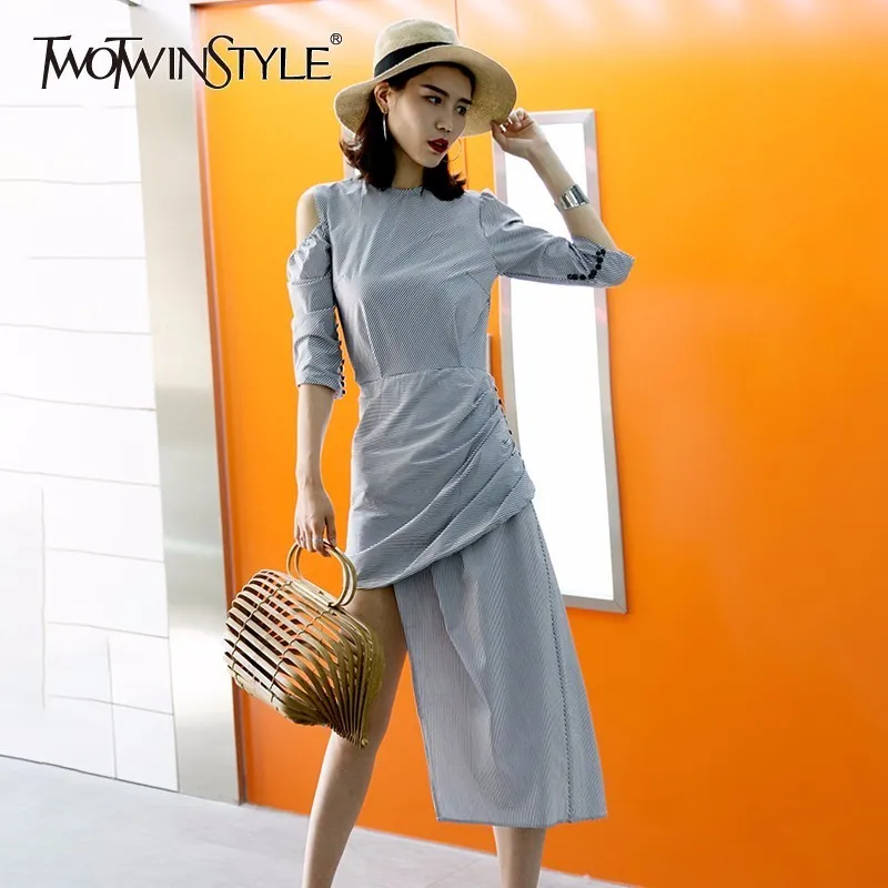 Платье TWOTWINSTYLE повседневное в полоску с открытыми плечами на лето 2020 | Женская