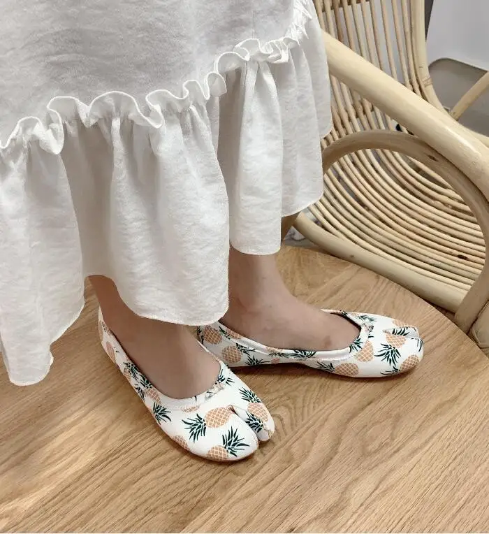 pineapple flats Милые Эспадрильи с рисунком ананаса и клубники таби ниндзя; женские брендовые мокасины; парусиновая обувь с разрезом и принтом; летние женские шлепанцы; мюли - Цвет: pineapple flats