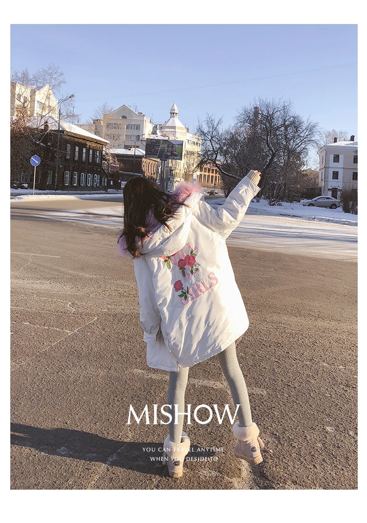 Mishow Модное длинное пуховое пальто с капюшоном и вышивкой на спине с мехом на капюшоне MX17D8824