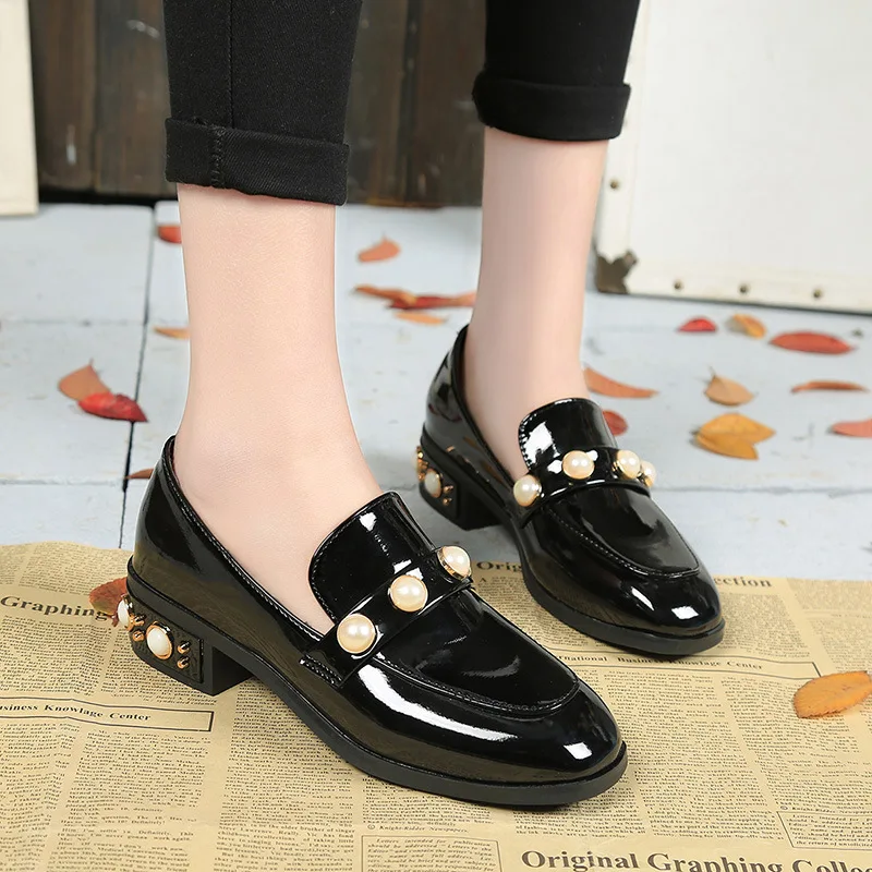 Женская кожаная обувь в английском стиле на низком каблуке с квадратным носком