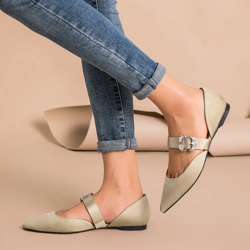 Босоножки женские атласные на плоской подошве с острым носком ремешком и пряжкой