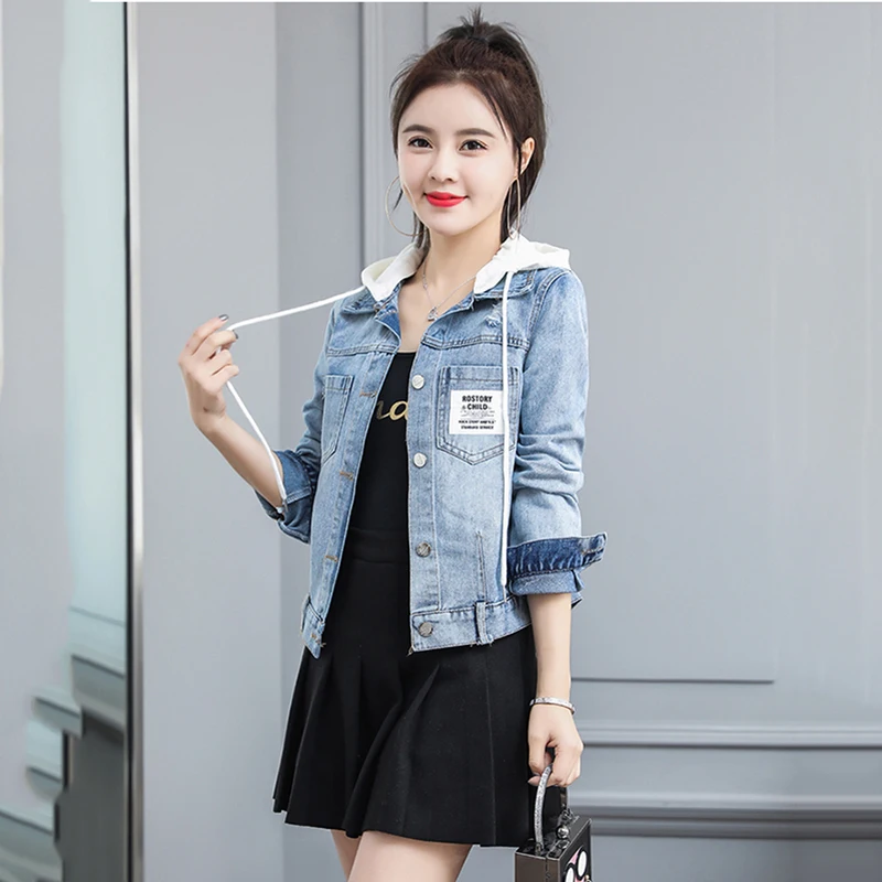 Женская джинсовая куртка с капюшоном вышивкой и надписью в стиле ретро | одежда