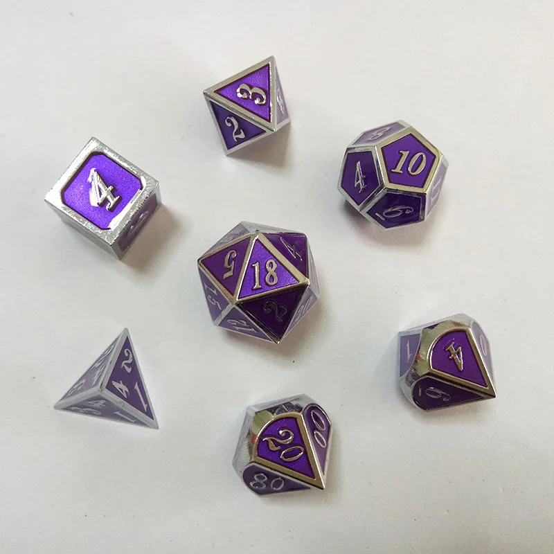 Металлические многосторонние игральные кости с эмалью и окрашенными играми для