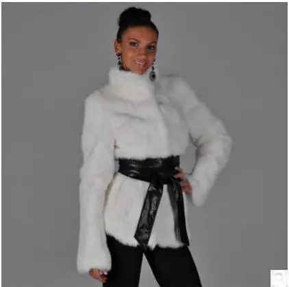 Женская длинная черно белая куртка из искусственного меха норки с поясом