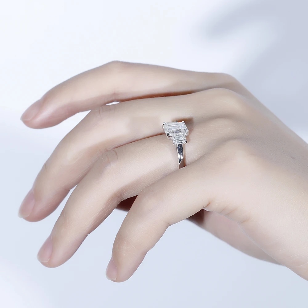 Кольцо для помолвки Transgems 18K 585 белое золото моиссанит центр 6X8mm F цвет изумруд 3