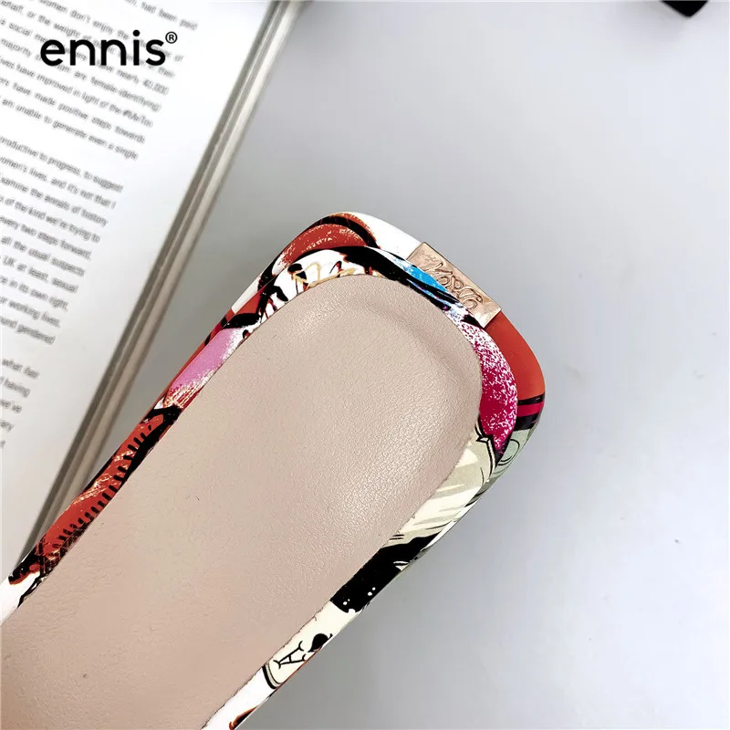 ENNIS/ г.; женские шлепанцы в богемном стиле; кожаные шлепанцы с открытым носком и цветным принтом; женские пляжные шлепанцы на плоской подошве; модная летняя обувь; Новинка; M980