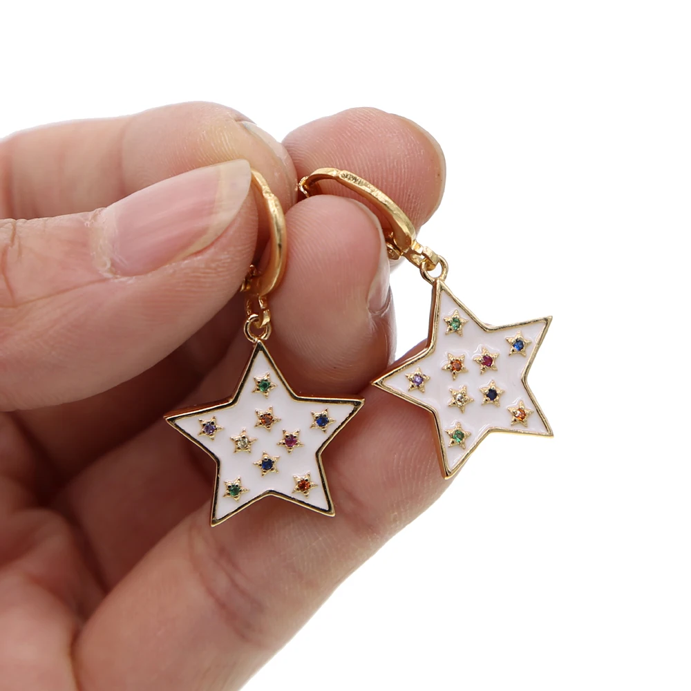 Женские серьги подвески с эмалью белого цвета разноцветным радужным цирконом и