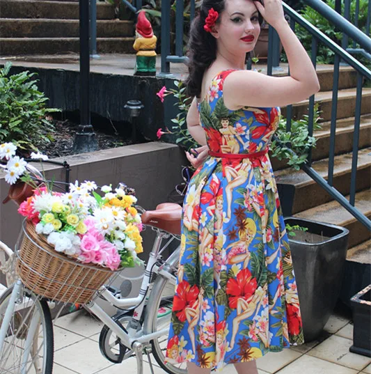 Женское винтажное платье миди с пышной юбкой белое вырезом лодочкой качели в