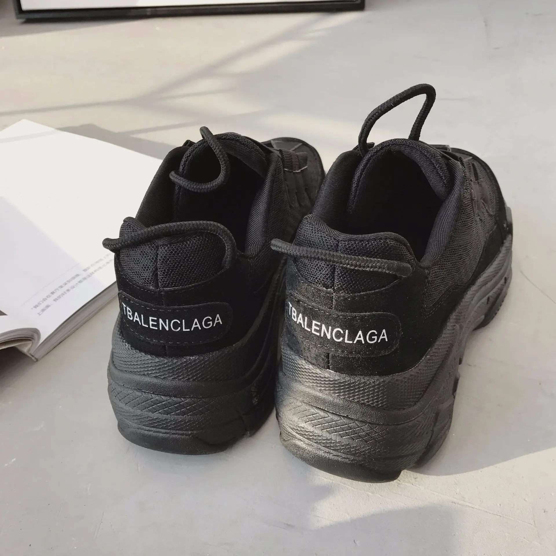 Женские кроссовки на высокой платформе 2018 модные женские красные черные туфли