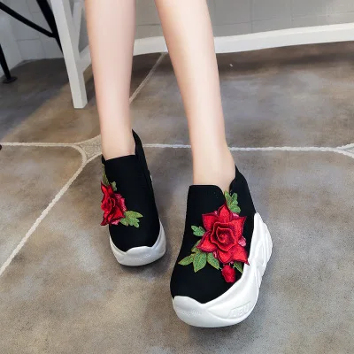 Black Flower Сезон весна-осень; корейский стиль; модные кроссовки на платформе с вышивкой; повседневные белые/черные кроссовки для женщин; обувь на массивном каблуке; кроссовки - Цвет: Black Flower