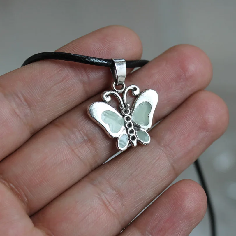 Светящееся ожерелье бабочка маленькое с кулоном светящееся в темноте светящиеся