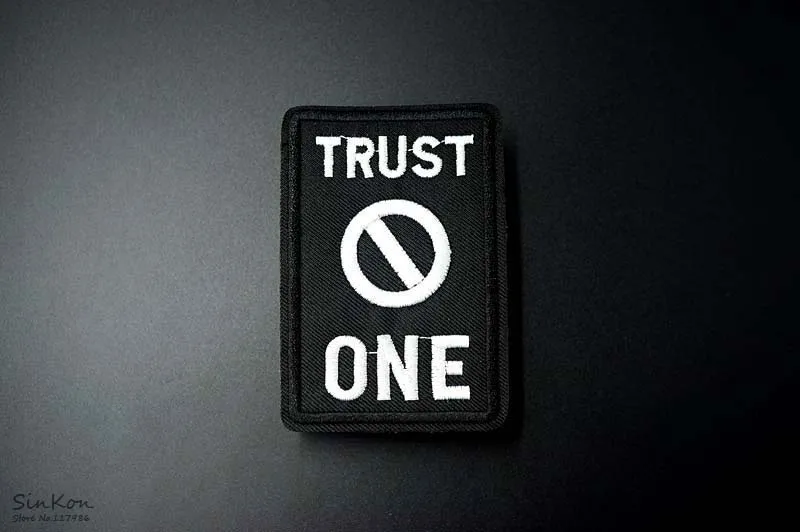TRUST NO ONE размер: 5,3x7,8 см нашивка Вышитые Симпатичные значки хиппи Железный на детей мультфильм для одежды наклейки