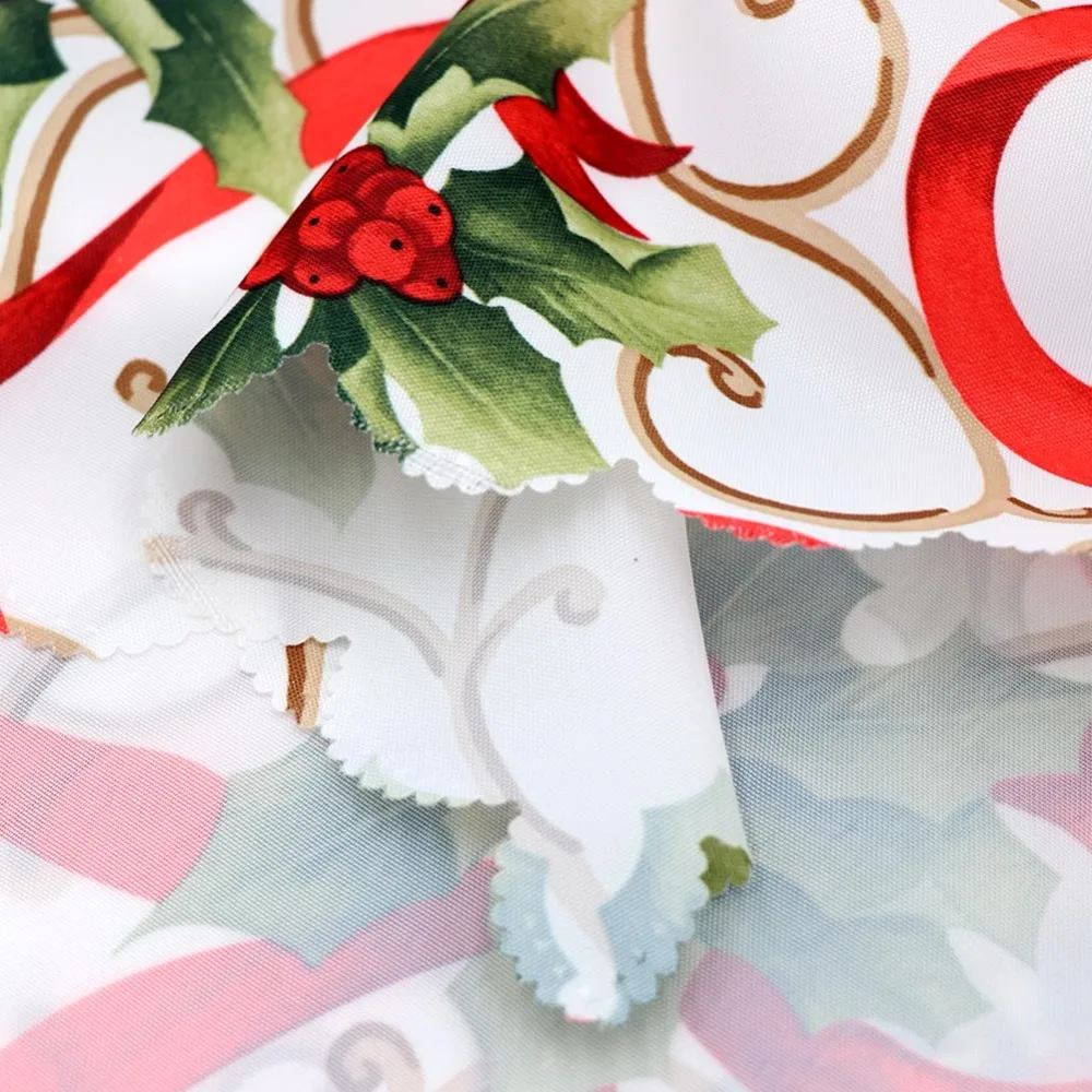 Теплая Новогодняя белая скатерть с красивыми рождественскими цветами