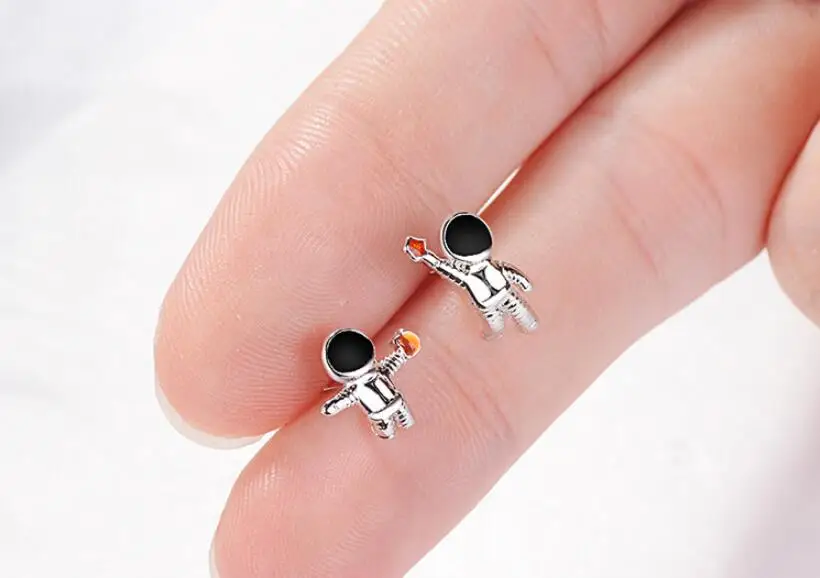 Женские асимметричные серьги-гвоздики из серебра 925 пробы с астронавтом |