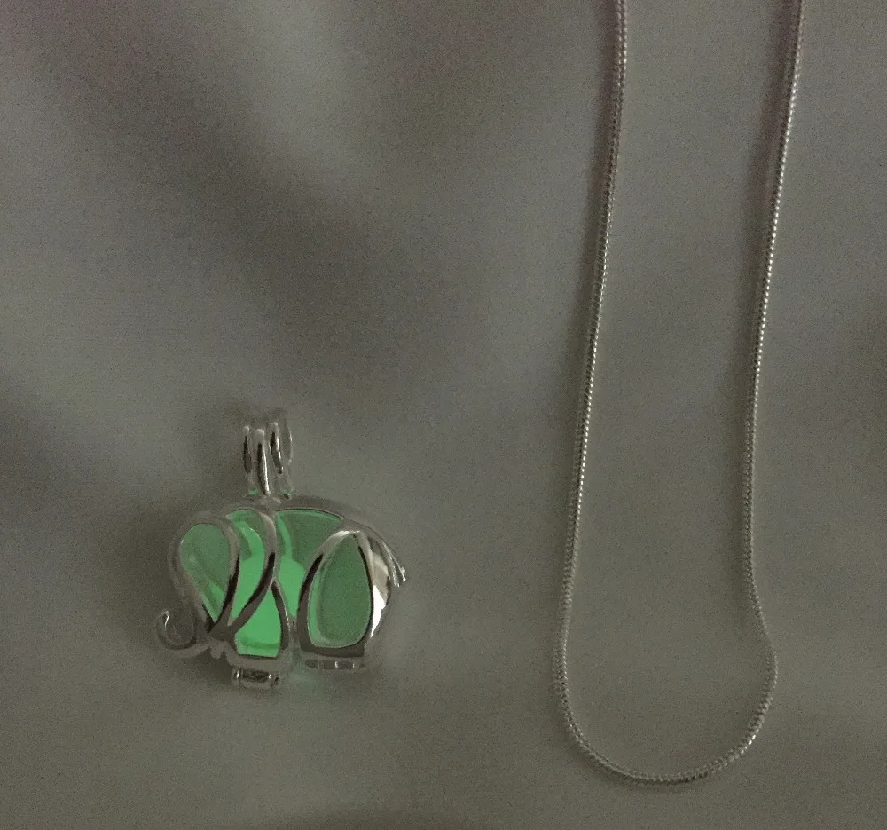 Женское ожерелье с подвеской в виде серебряного слона со светящейся зеленой