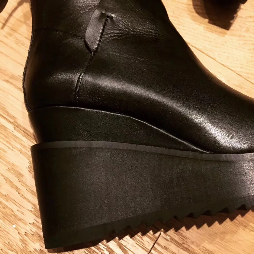 Женские ботинки на танкетке зимние женские из натуральной кожи