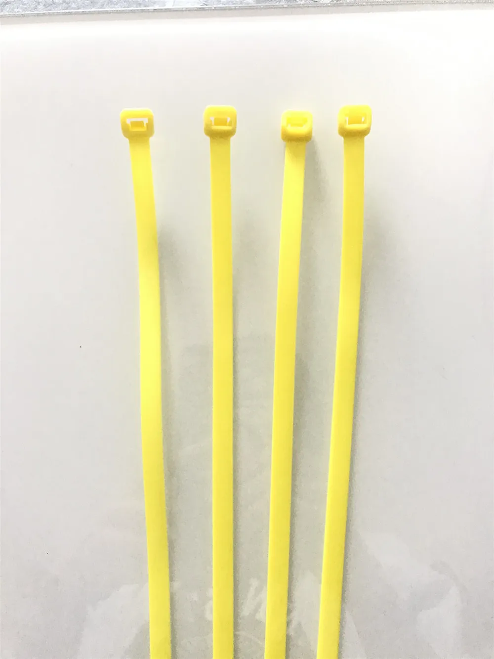pale yellow Xingo 50 шт. 7,6x350 мм самоблокирующиеся красочные нейлоновые кабельные стяжки на молнии петля обмотки Связки UL Rohs одобренные 14 дюймов нейлоновые кабельные стяжки - Цвет: pale yellow