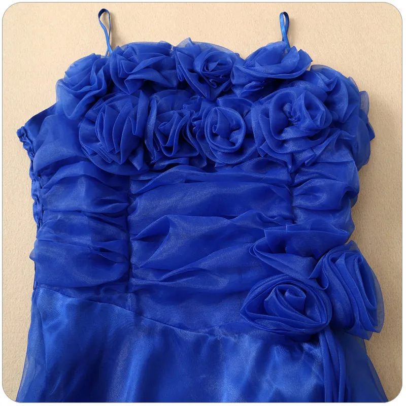 Женское вечернее платье макси длинное на бретелях спагетти с объемными цветами