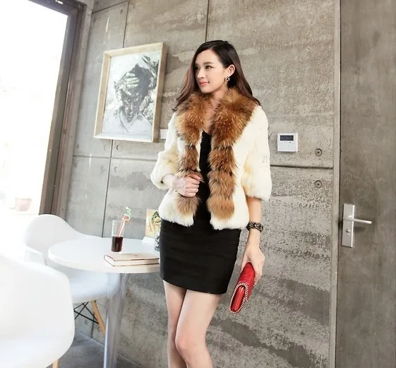 Женская короткая куртка из натурального кроличьего меха с воротником енота