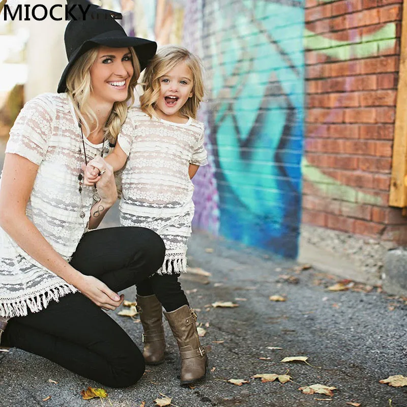 Семейная футболка платья для мамы и дочки длинная с кисточками + камисоль Roupa familia