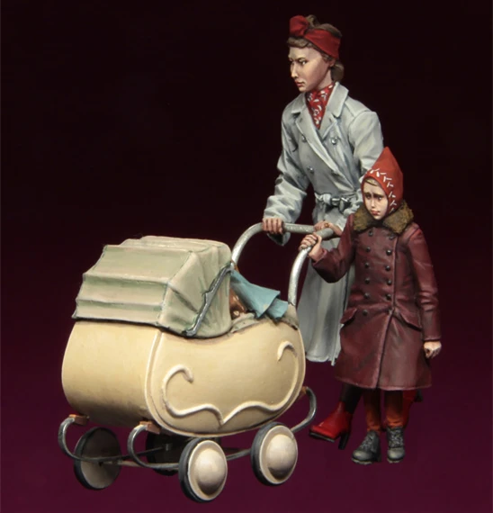 Модель 1/35 из смолы в виде фигурок рандевских людей с детской каретой несобранная