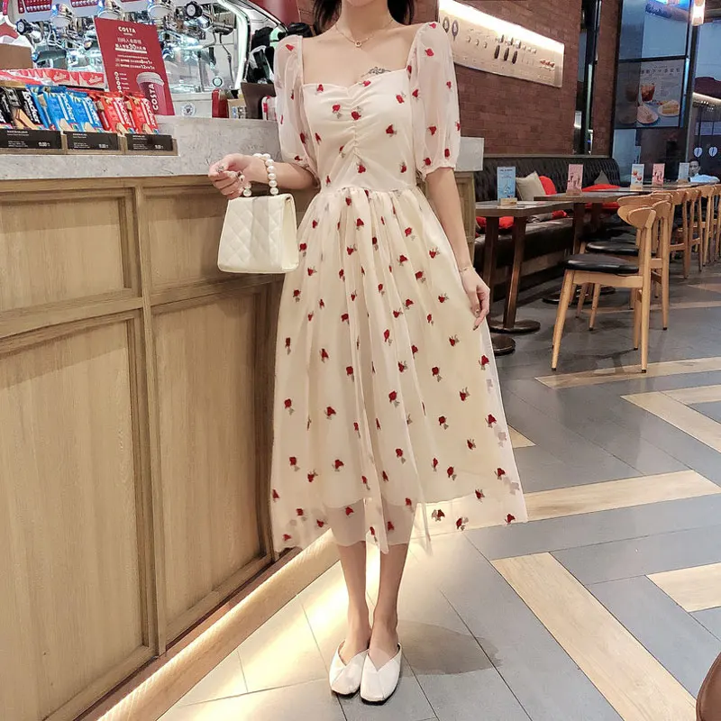 Женское фатиновое платье выше колена тонкое с пышными рукавами и розовым узором