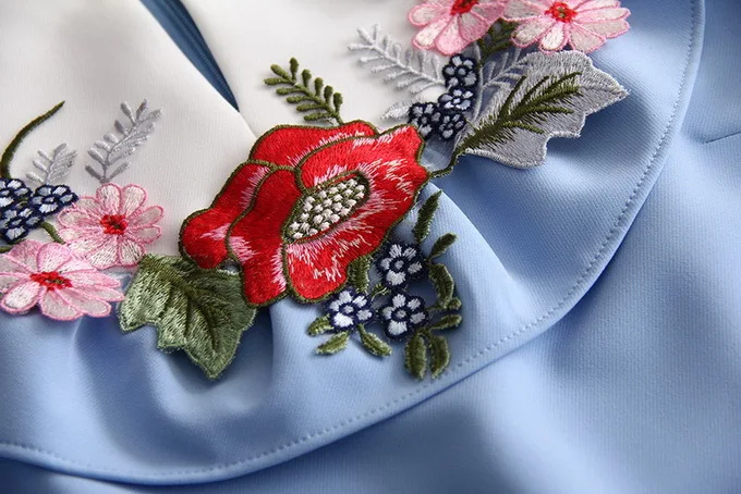 Женское платье на бретельках синее прямого силуэта с цветочной вышивкой и