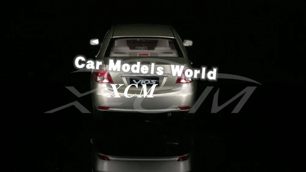 Литья под давлением модель автомобиля для старых Vios 1:18 (золото) + небольшой