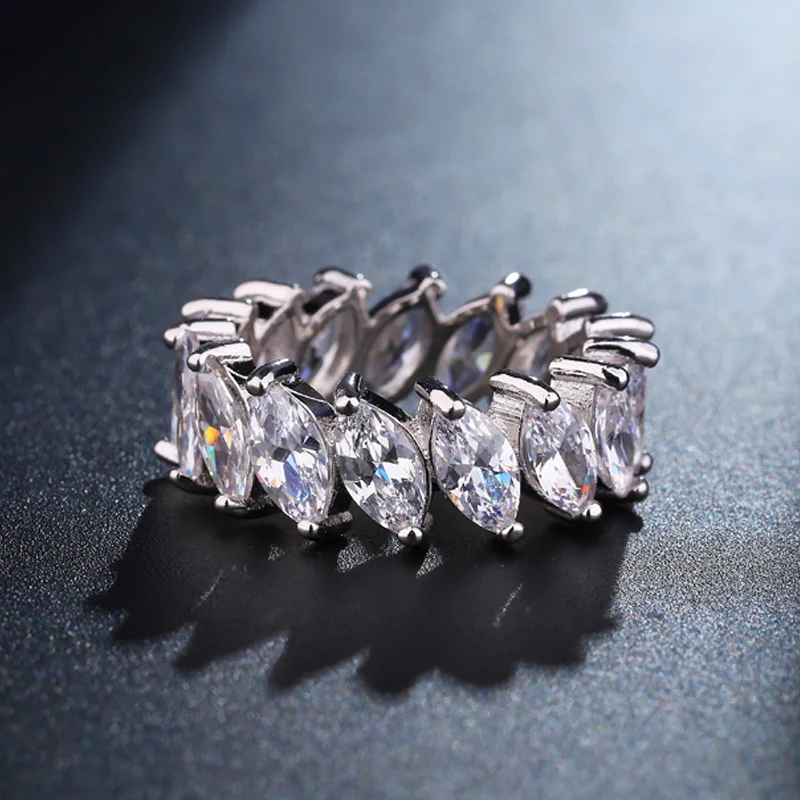 Женское обручальное кольцо BeaQueen серебристого цвета с фианитом маркиза