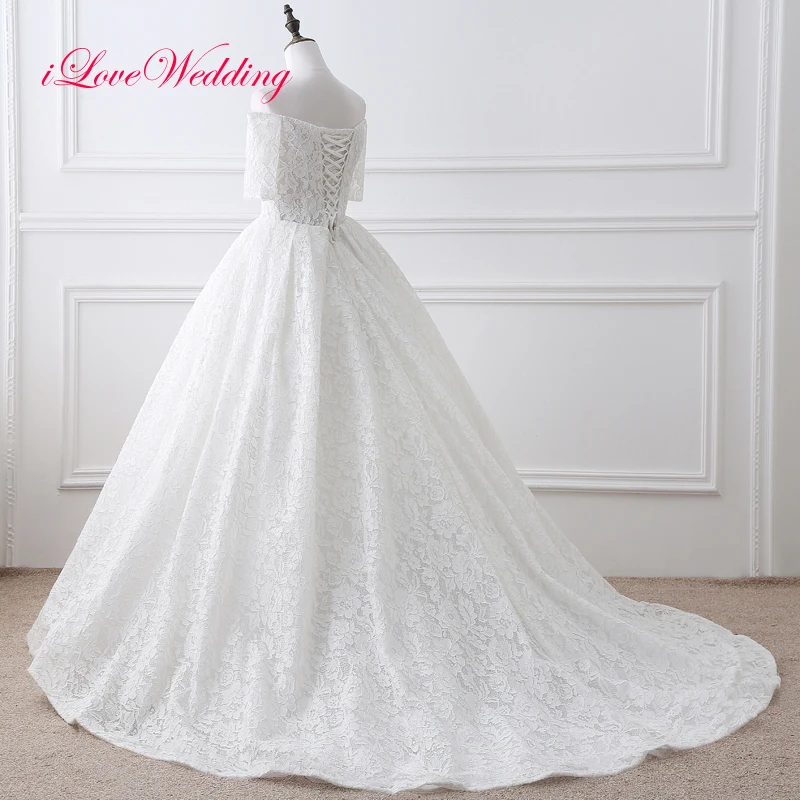 Белое кружевное свадебное платье бальное с открытыми плечами V-образным вырезом