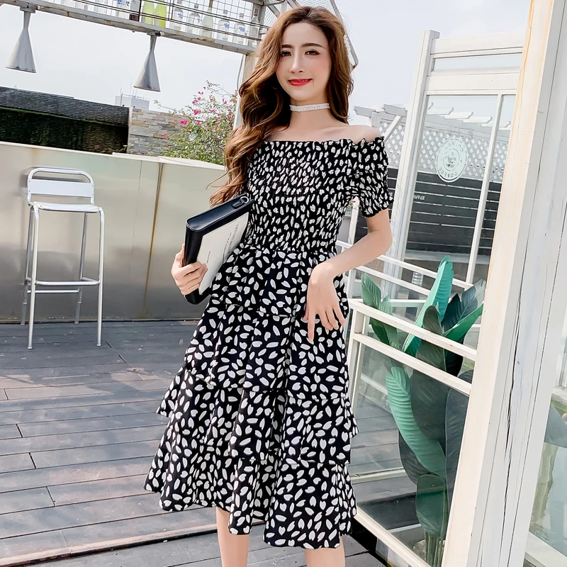 Летнее платье с открытыми плечами бальное офисное женское вырезом лодочкой