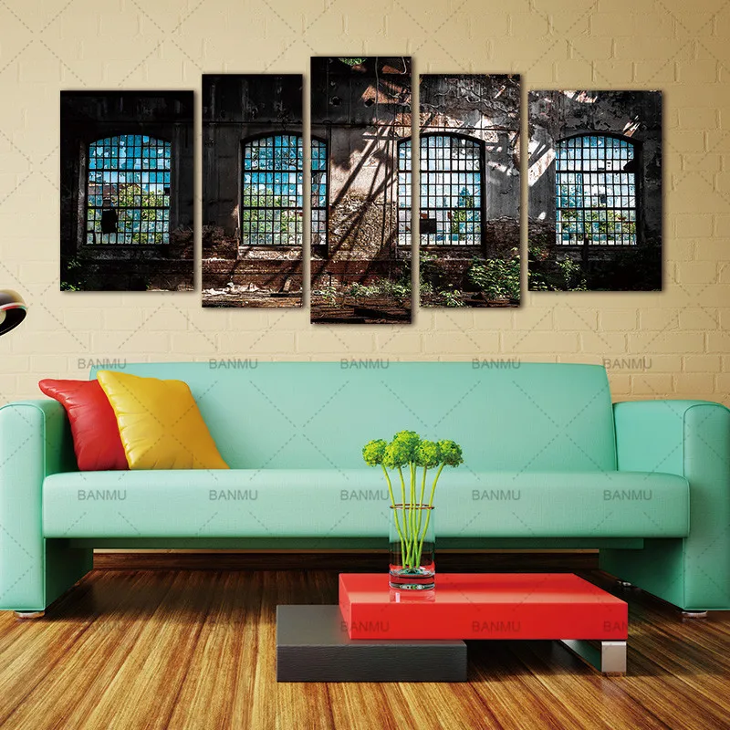 Покинутый промышленный интерьер с ярсветильник краска на окно растение 5 панелей