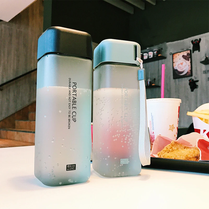 600-миллилитровая пластиковая бутылка для воды квадратной формы с крышкой в зернистом стиле, портативна для спорта, неподдающаяся разбивке, высокого качества, подходит для туризма, походов и чаепития.