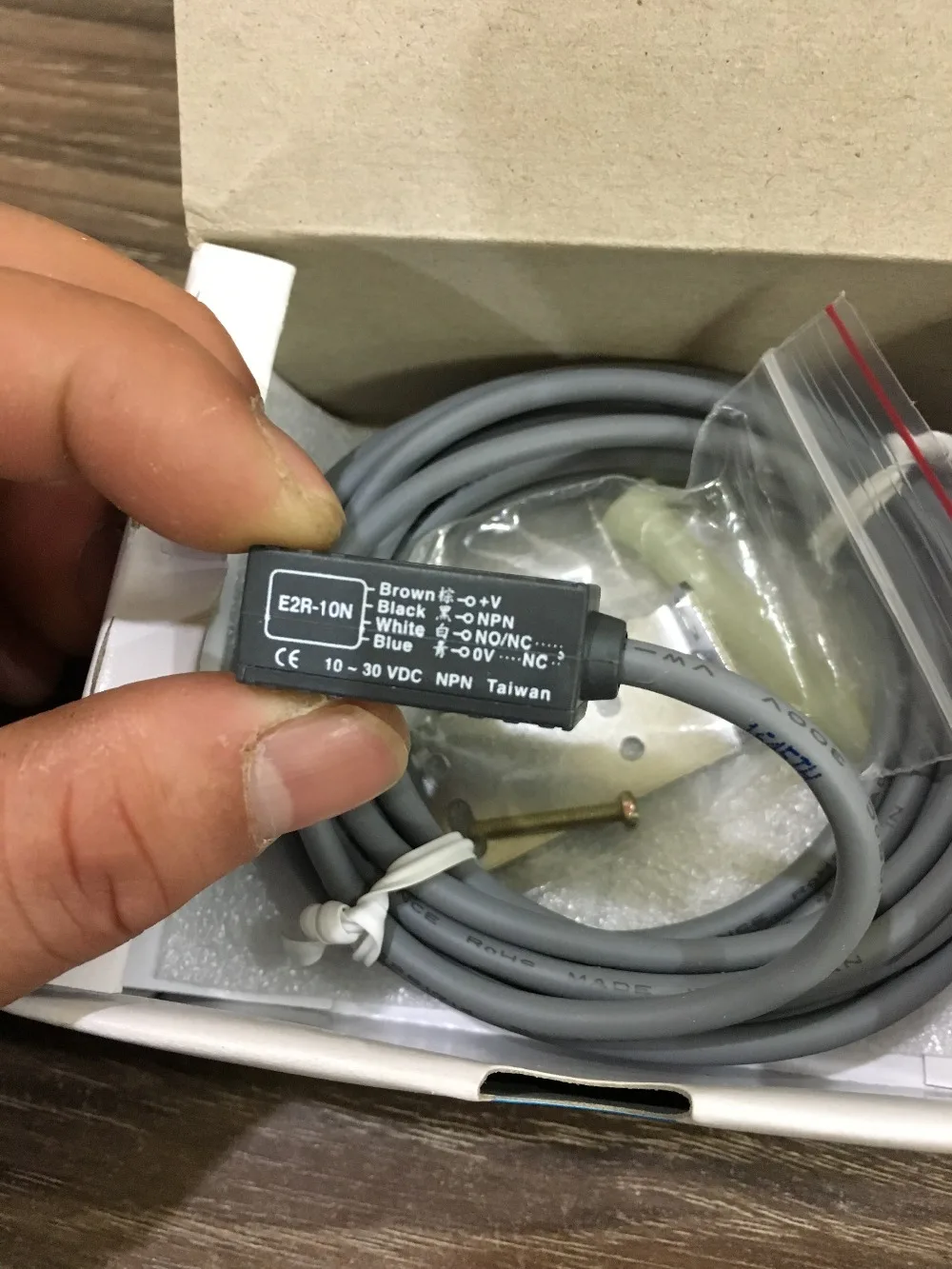 Новый оригинальный тайваньский фотоэлектрический переключатель FOTEK E2R-10N 10-30VDC